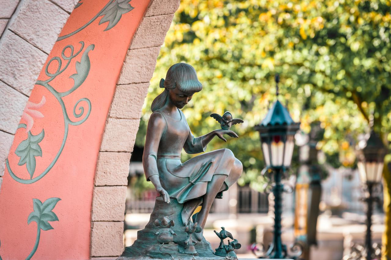 Estatua de Cenicienta. Parque Disneyland vs. Disney World.