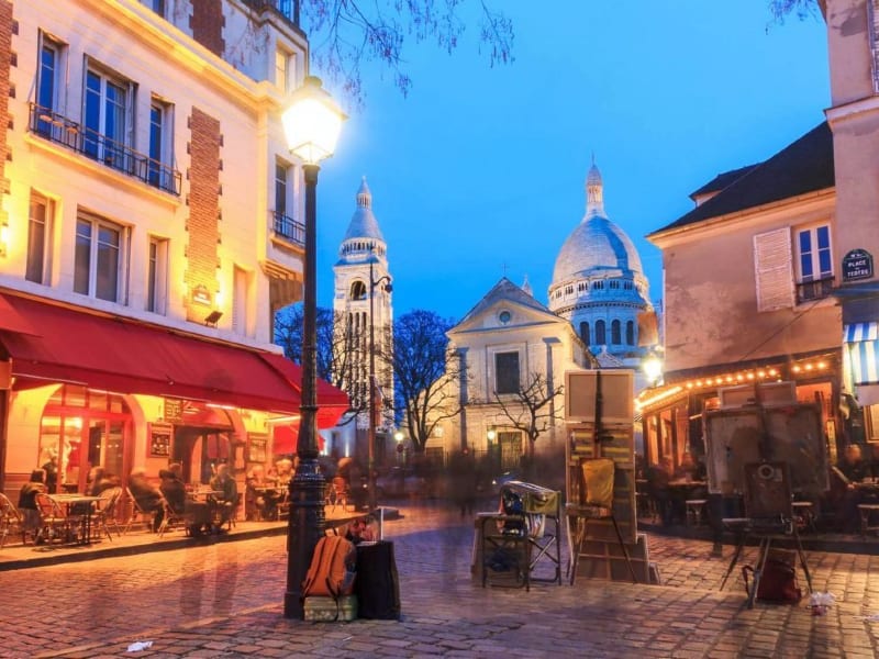 Vista nocturna de la Place du Tertre con caballetes, Montmartre, París. Actividades en Montmartre, París.