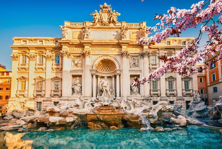 Fontana de Trevi con flores en primer plano, Roma. Errores a evitar en Roma.