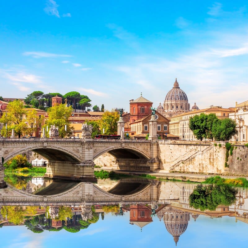 Vista del Vaticano desde el Tíber, con la cúpula de San Pedro al fondo. Roma en junio.