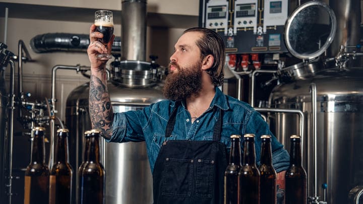 Bartender in einer Brauerei