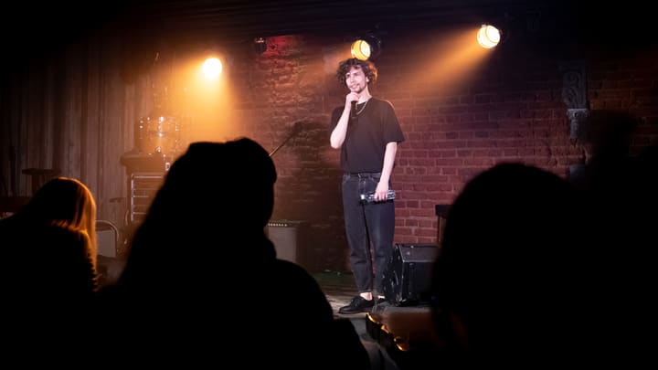 Comedian auf der Bühne