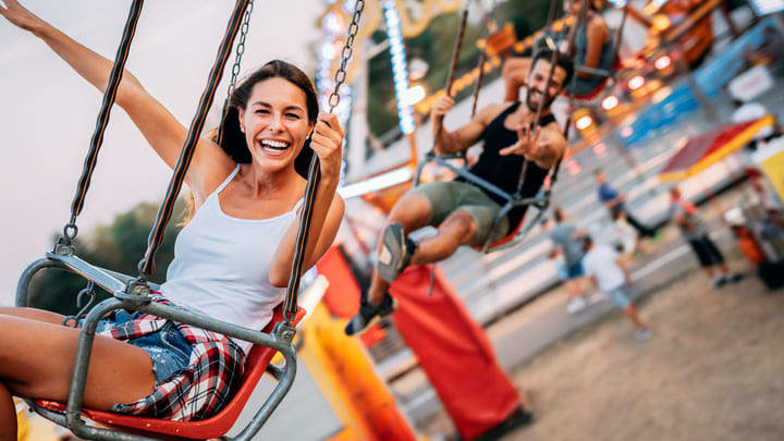 Des personnes s'amusant sur une attraction à Luna Park