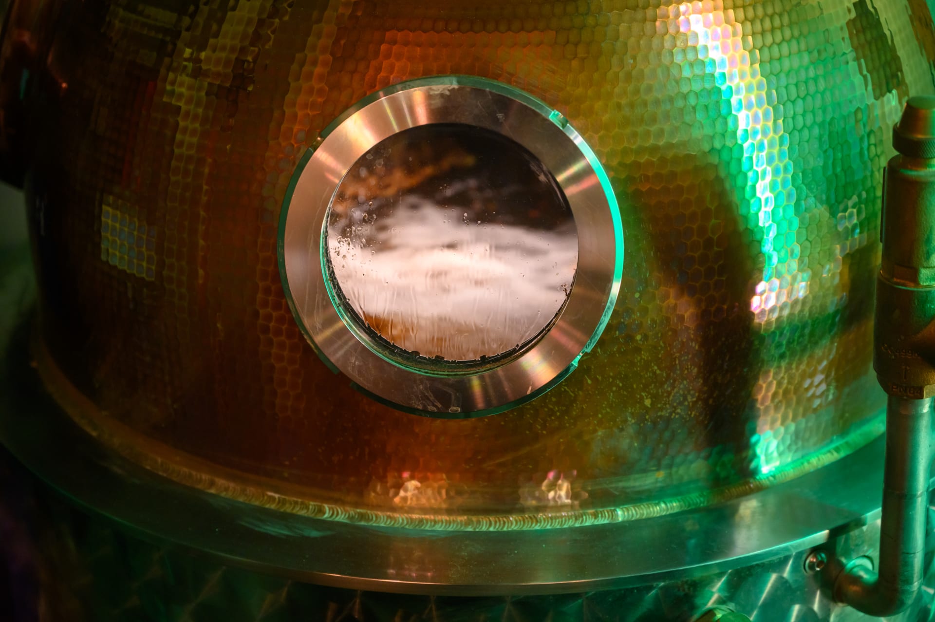 gin-distillation-process-copper-tanks