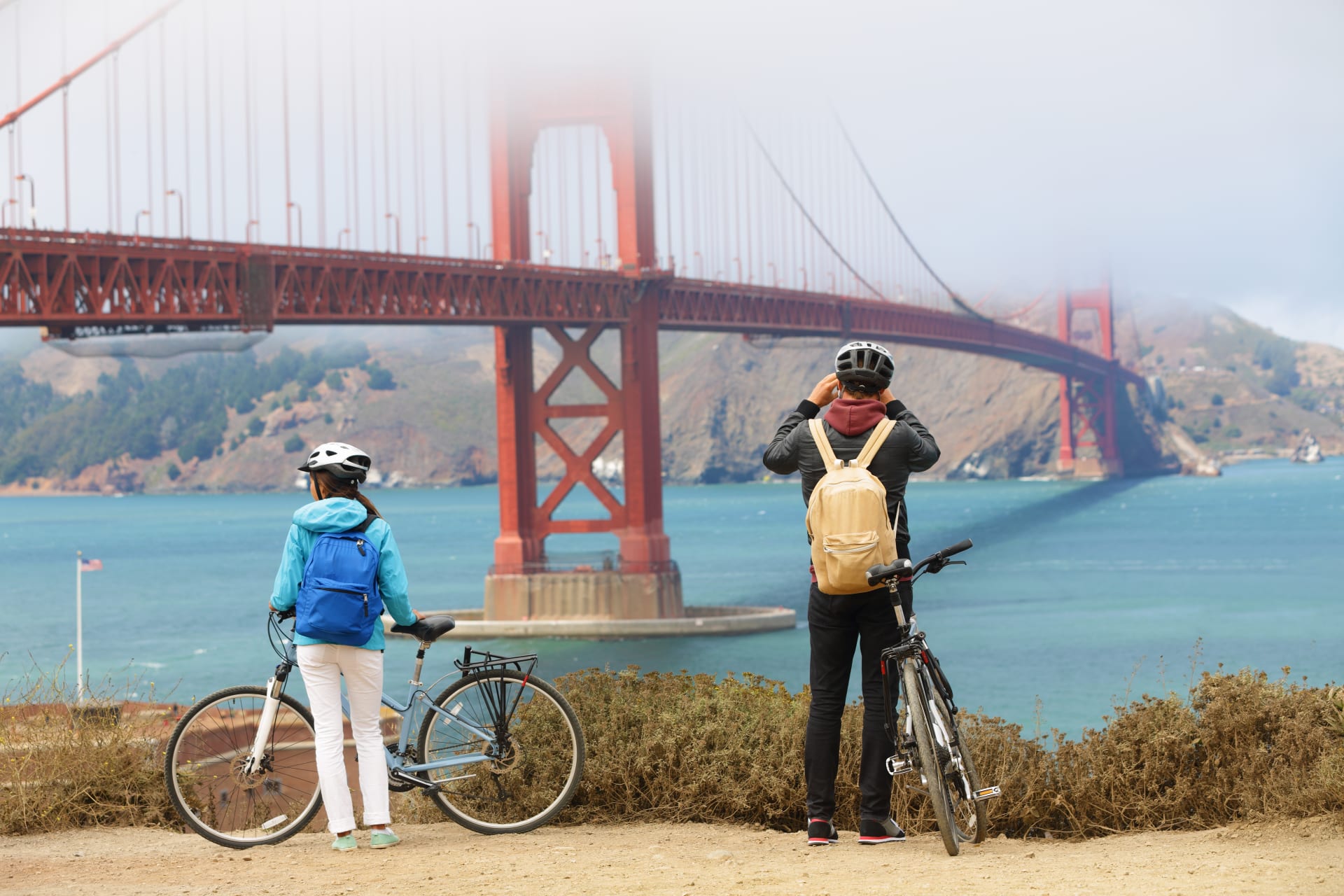 golden-gate-bridge-biking-couple-sightseeing