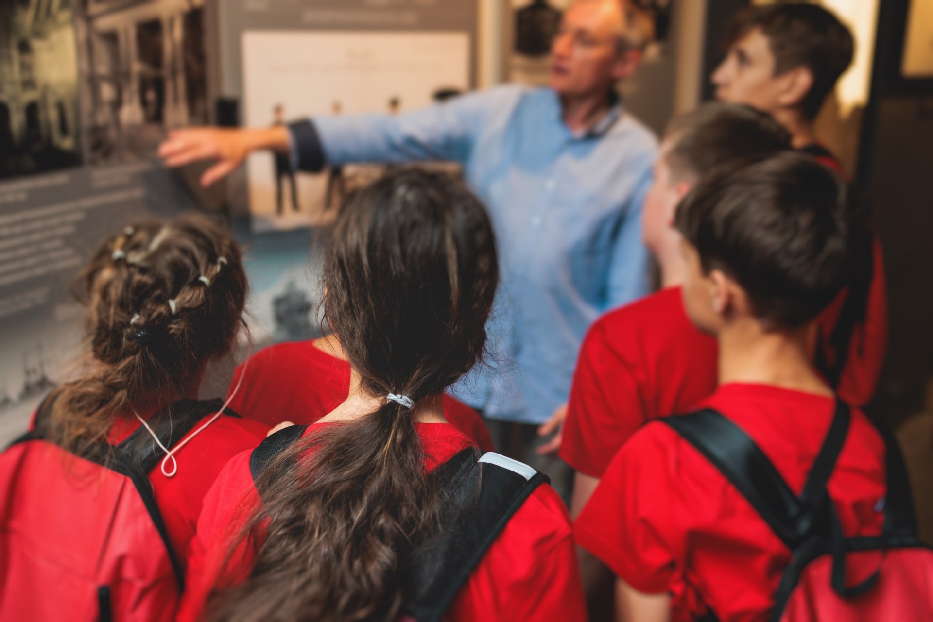 group-students-school-science-museum