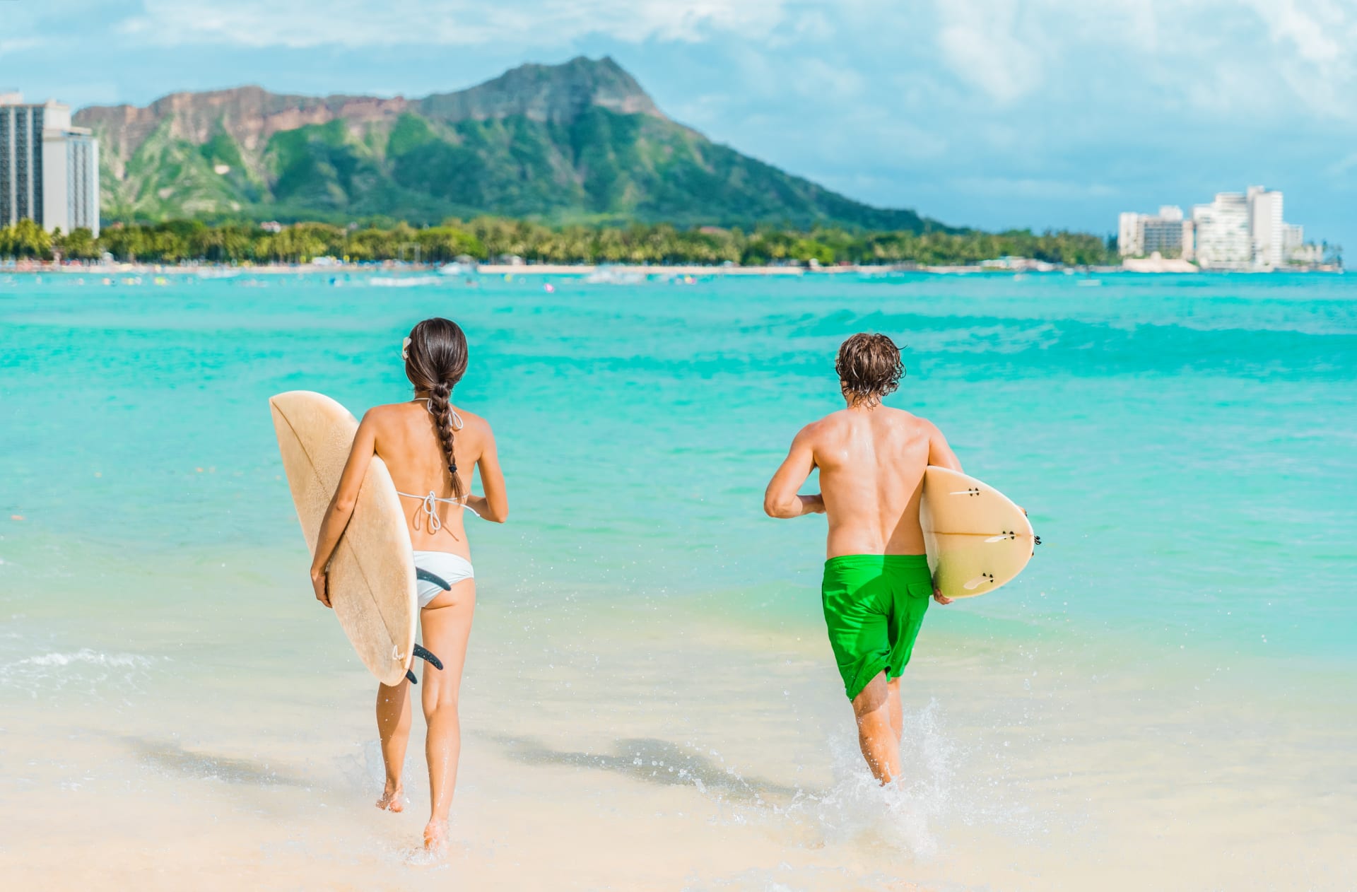 hawaii-honolulu-couple-surfers-going-surfing