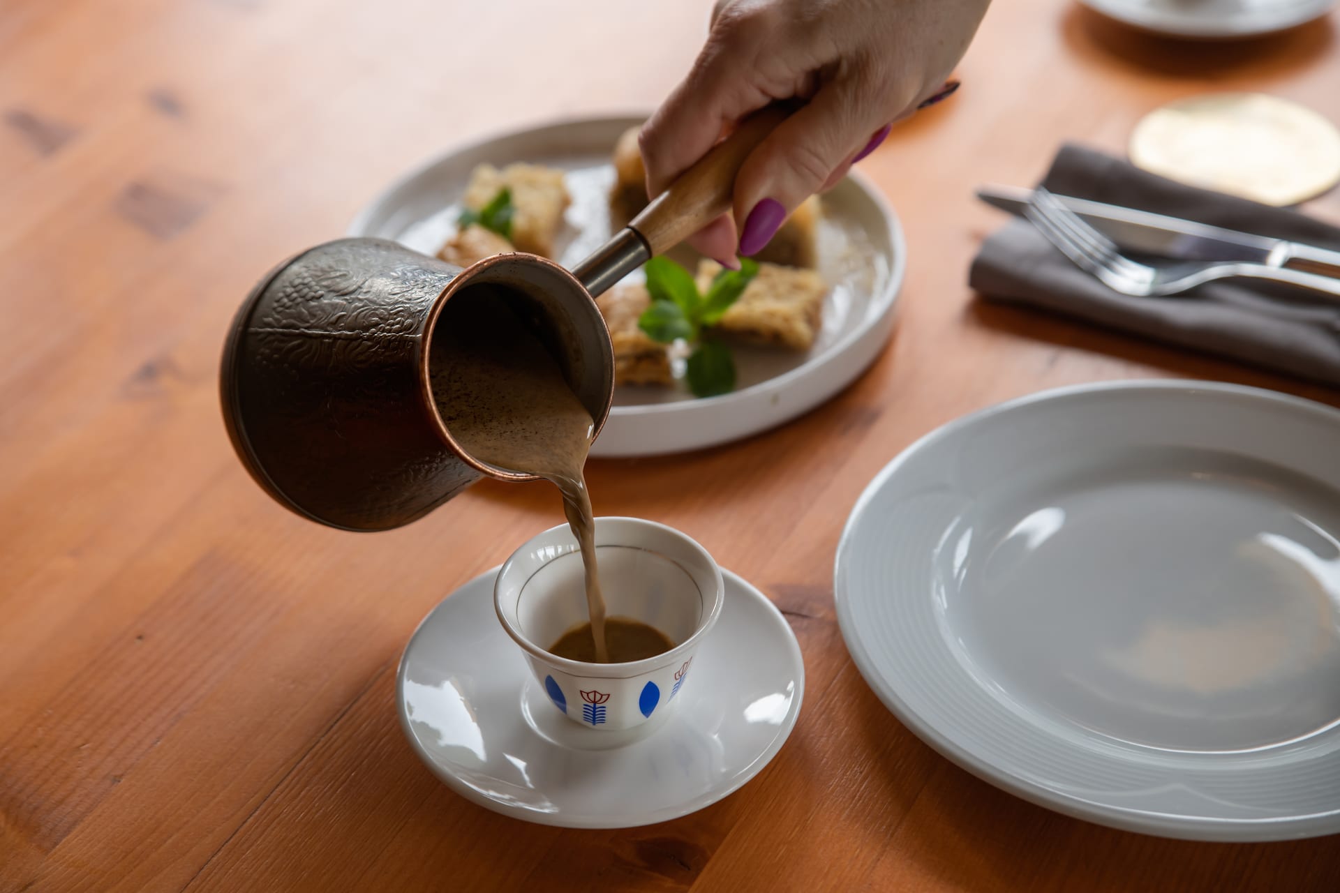 heißer-kaffee-cezve-türkisch-arabischer-stil
