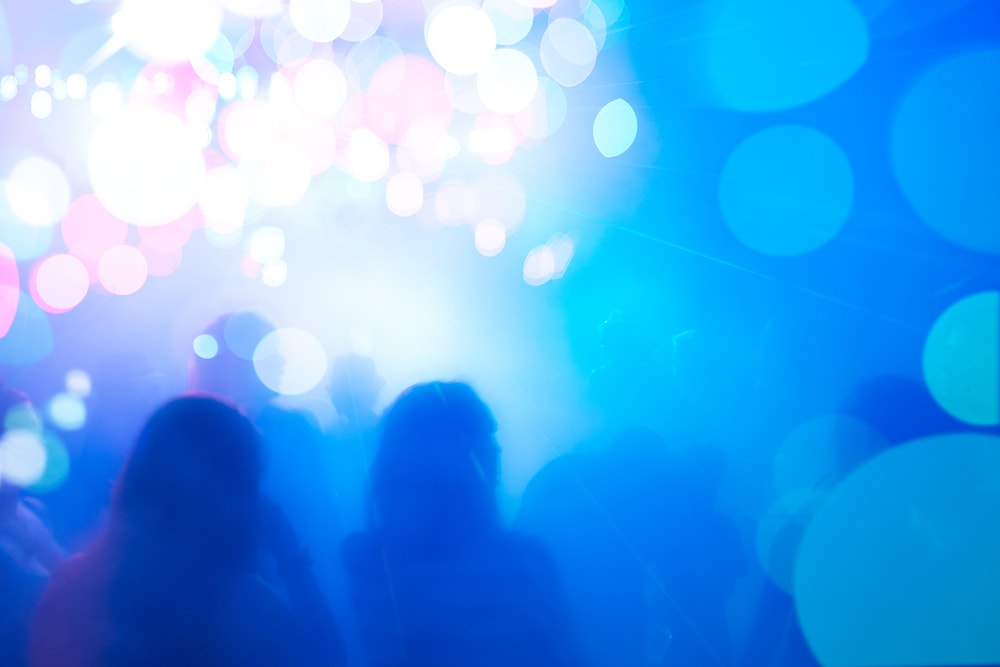 Blaues Licht mit Menschen