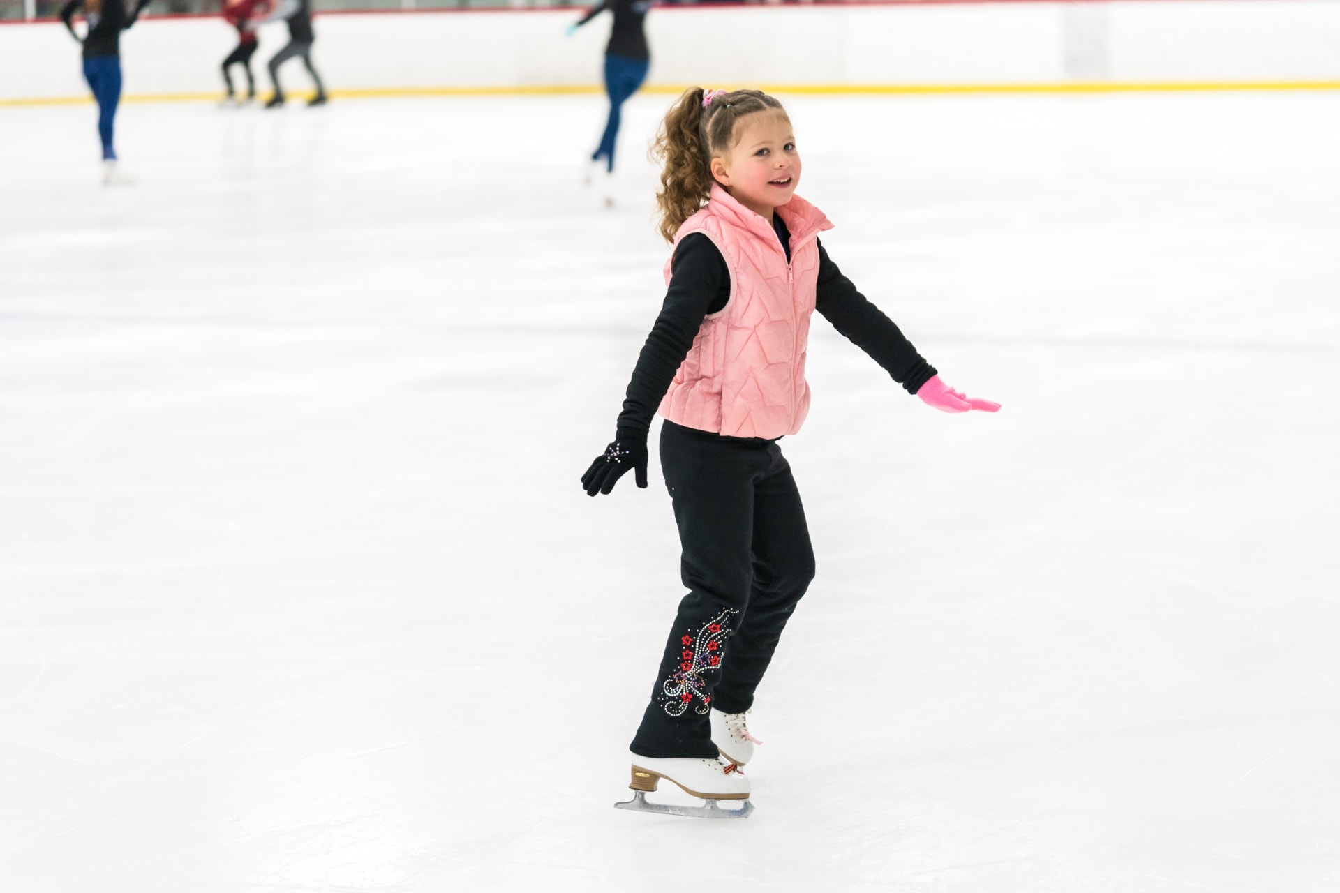 niña-practicando-elementos-de-patinaje-artistico