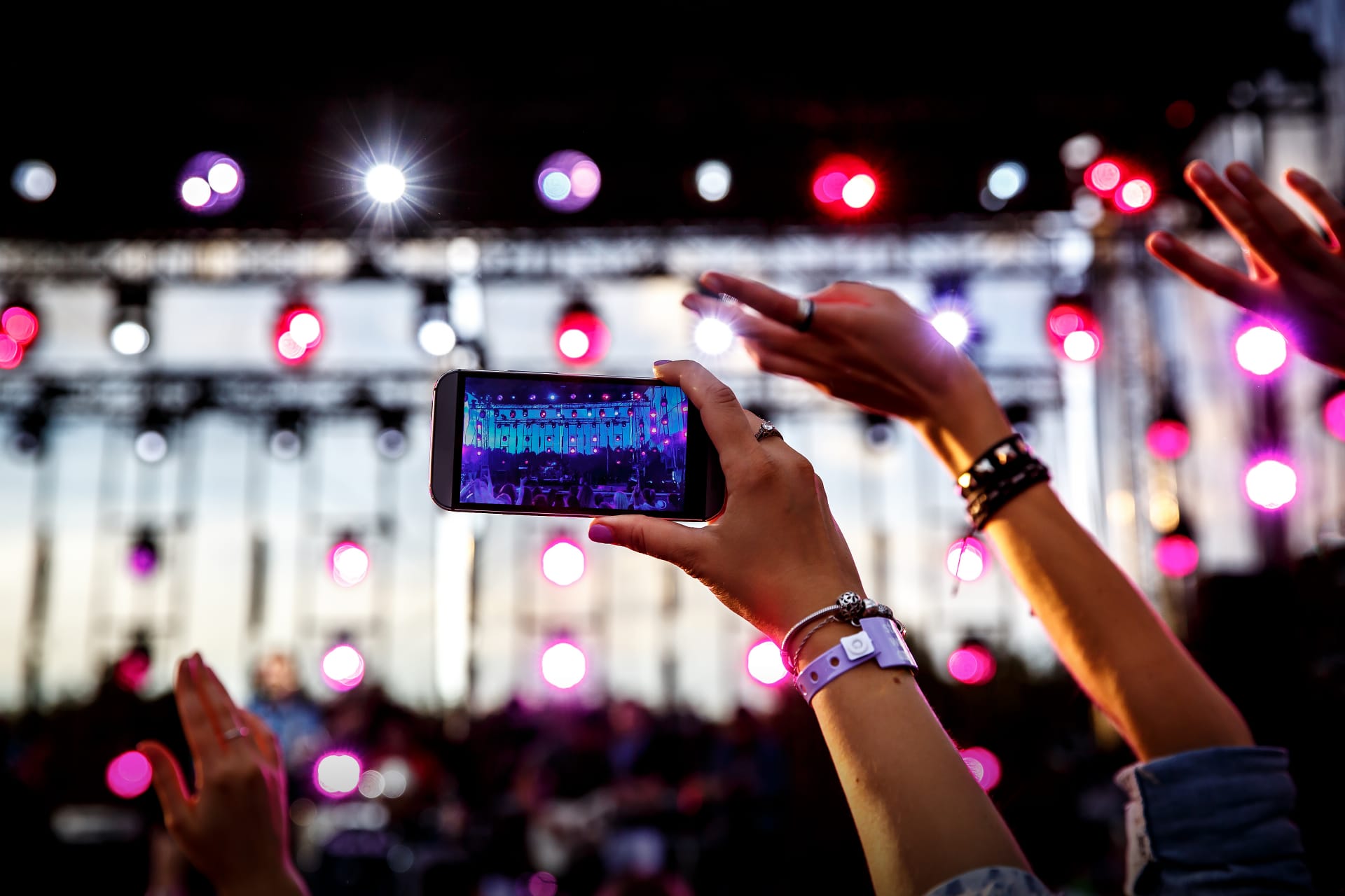 pessoa com celular assistindo a show