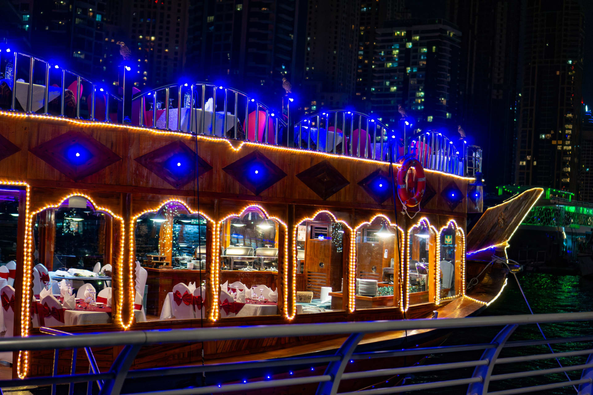 night-on-famous-traditional-illuminated-dinner-dubai