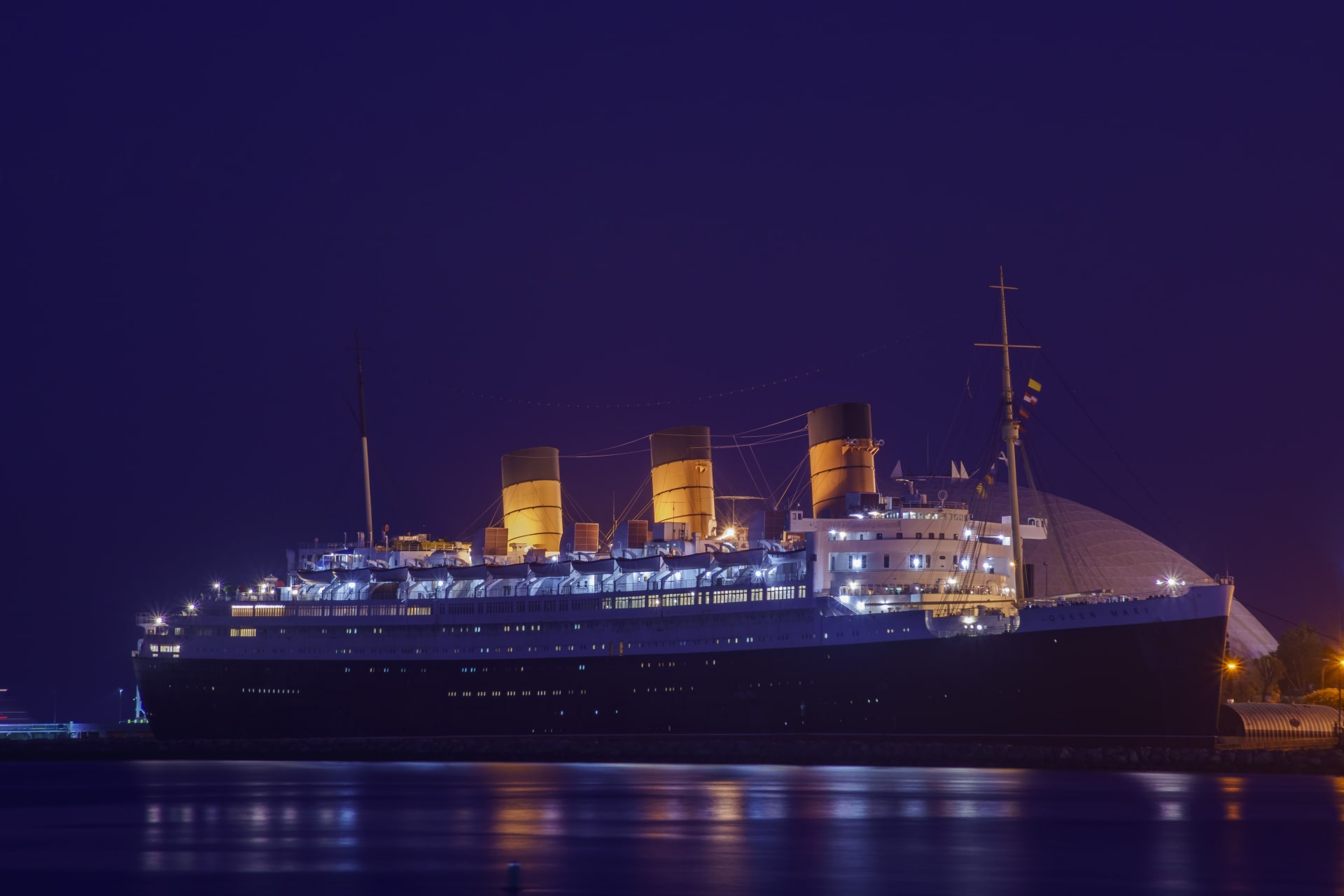 night-view-famous-queen-mary