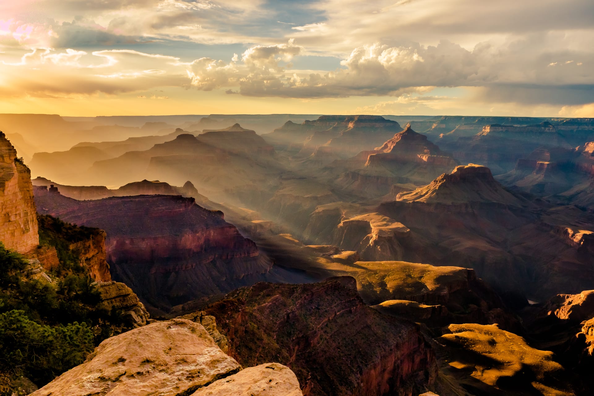 orange-sun-lights-pass-though-grand-canyon