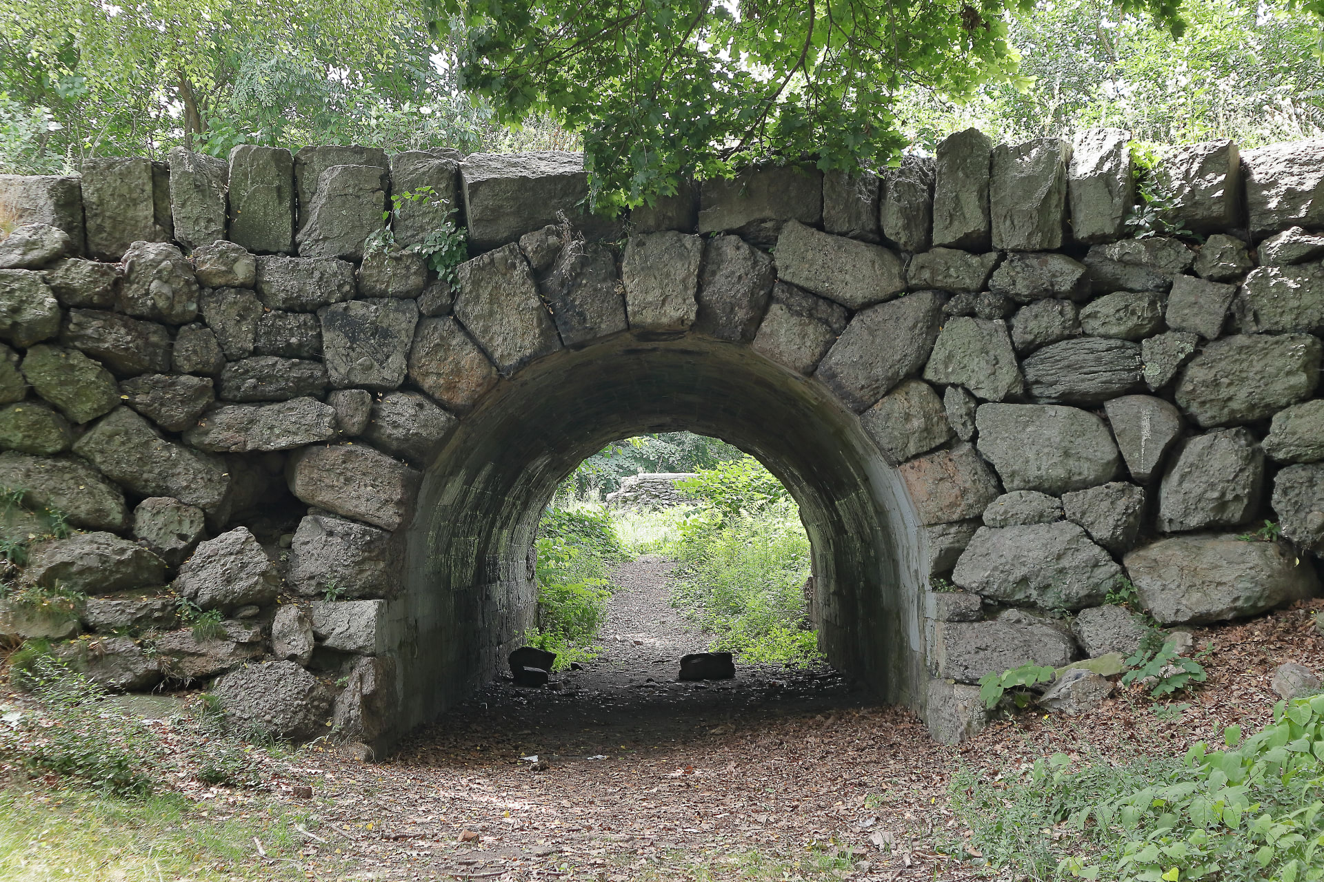 overlook-shelter-ruins-franklin-park-boston