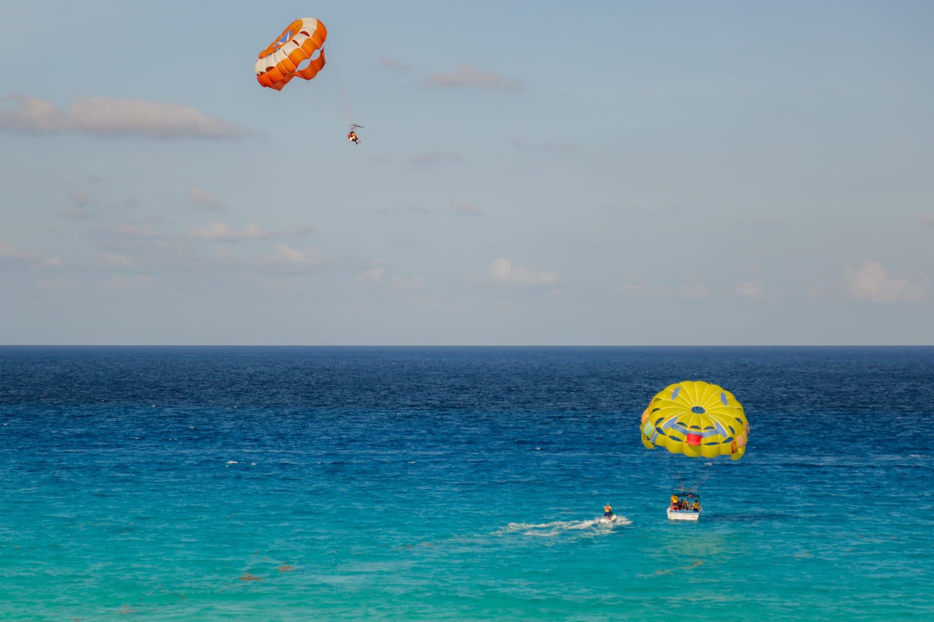 parasailing-blue-ocean-cancun