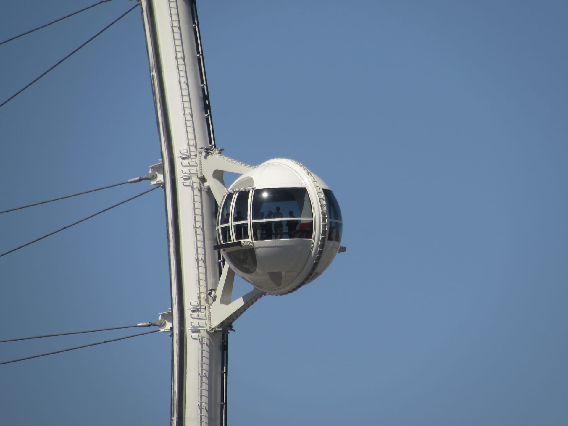 pod-on-giant-ferris-wheel-daytime