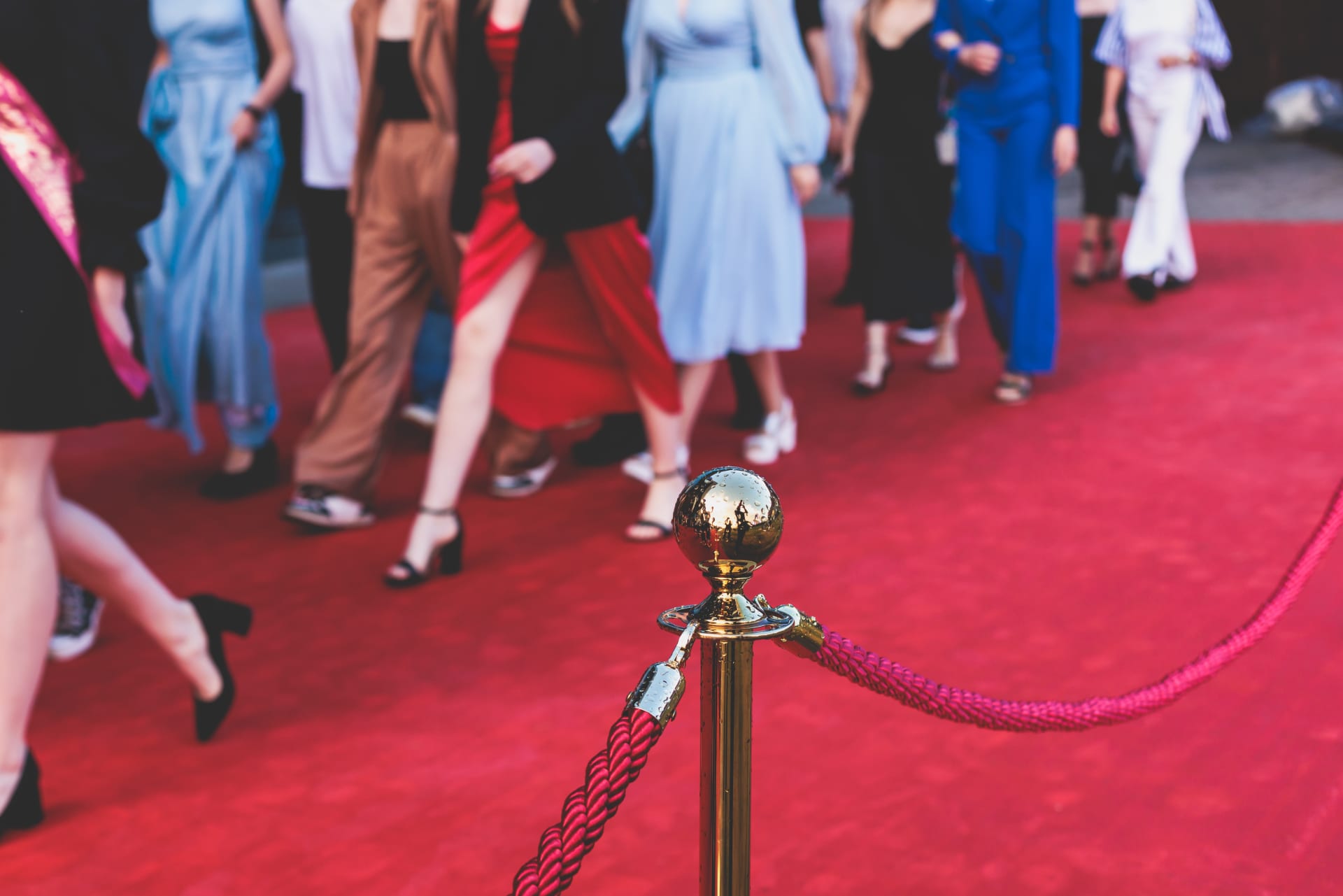 red-carpet-ropes-golden-barriers-on
