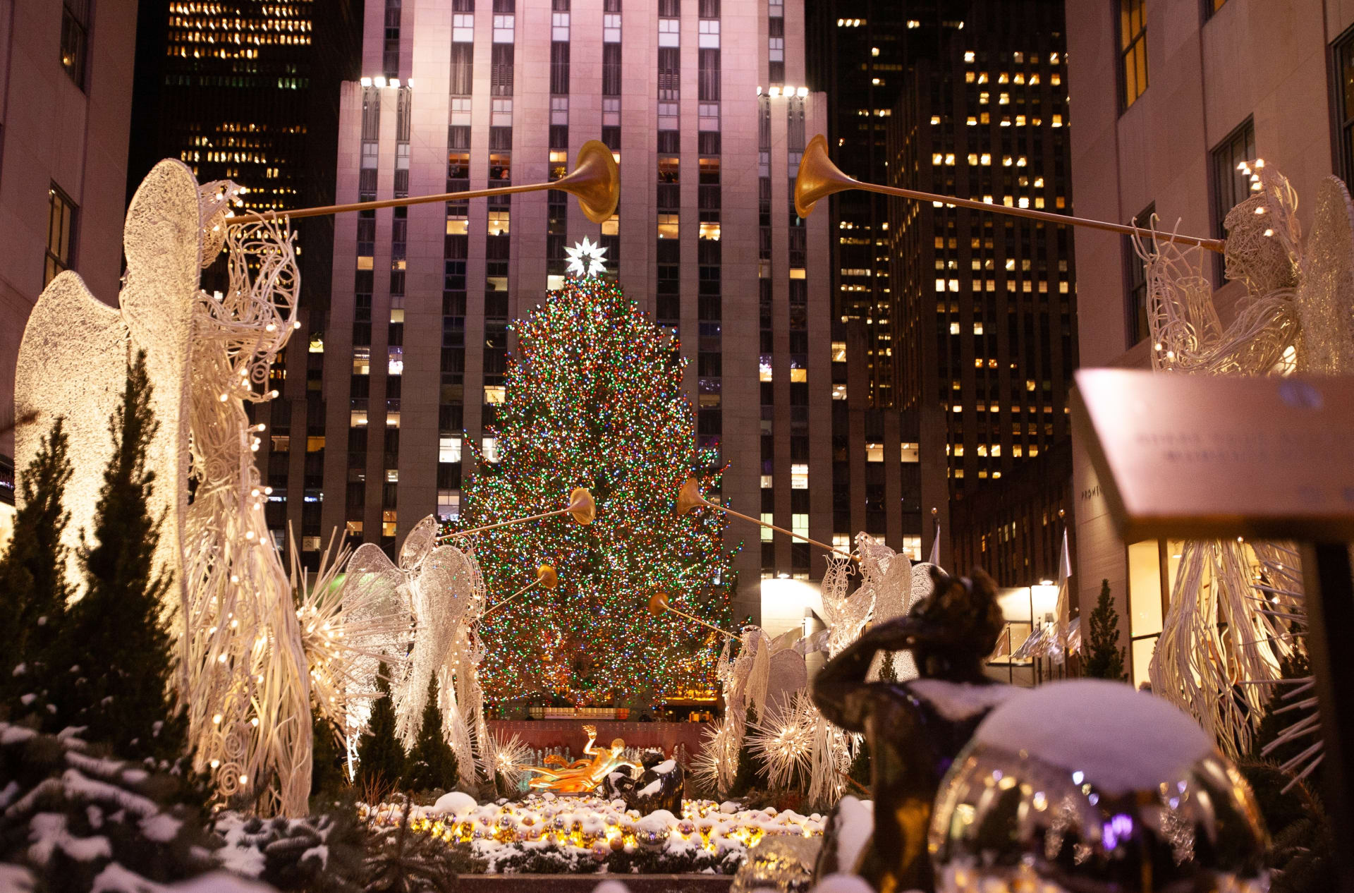 rockefeller-christmas-tree-glowing-angels