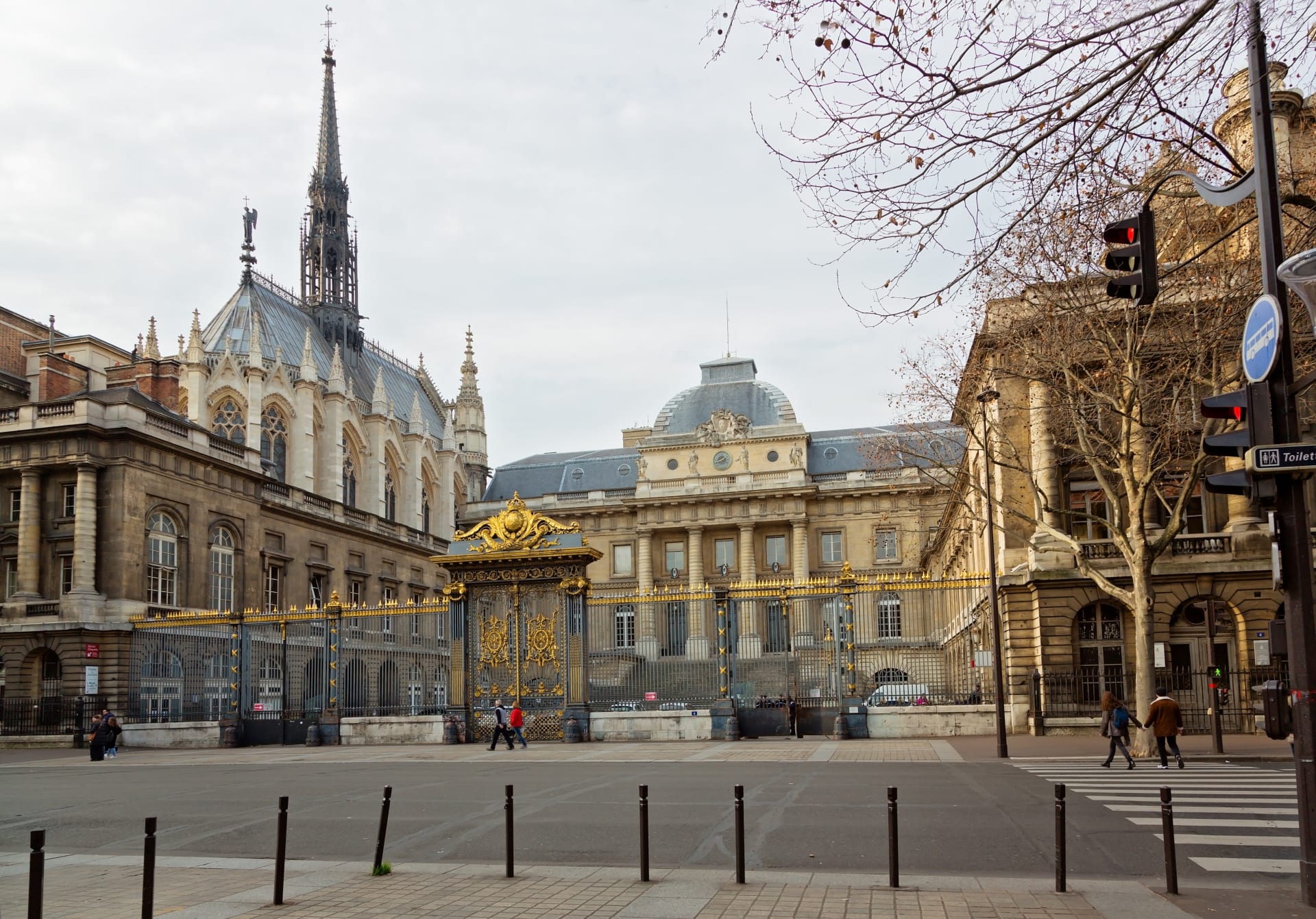 saintechapelle-cathedral-paris-france