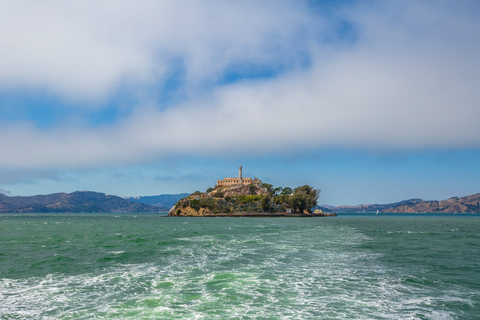 sea-view-panorama-leaving-by-boat-prison-alcatraz