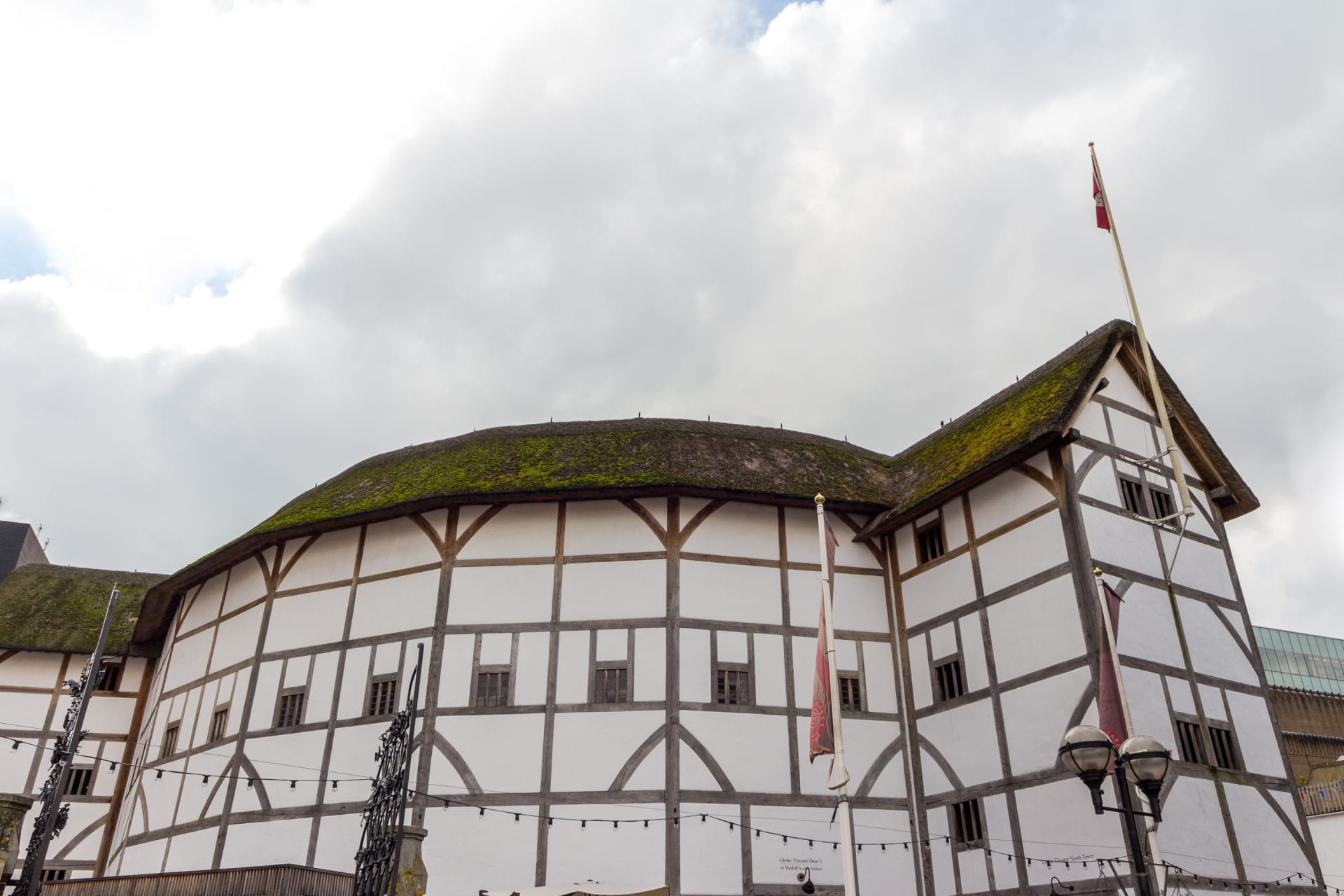 shakespeares-globe-complex-housing-reconstruction-theatre