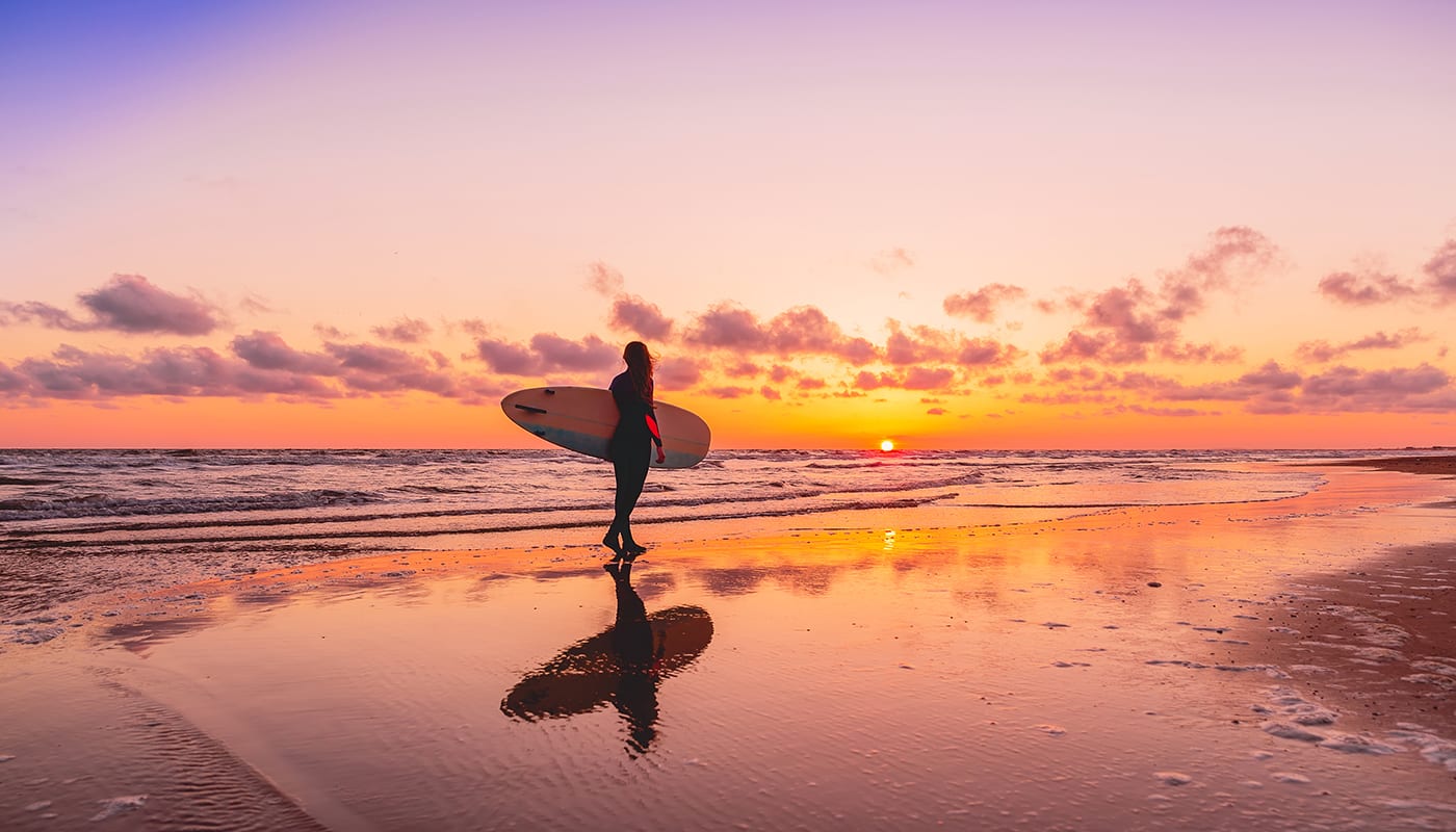 Surferin am Strand in San Diego