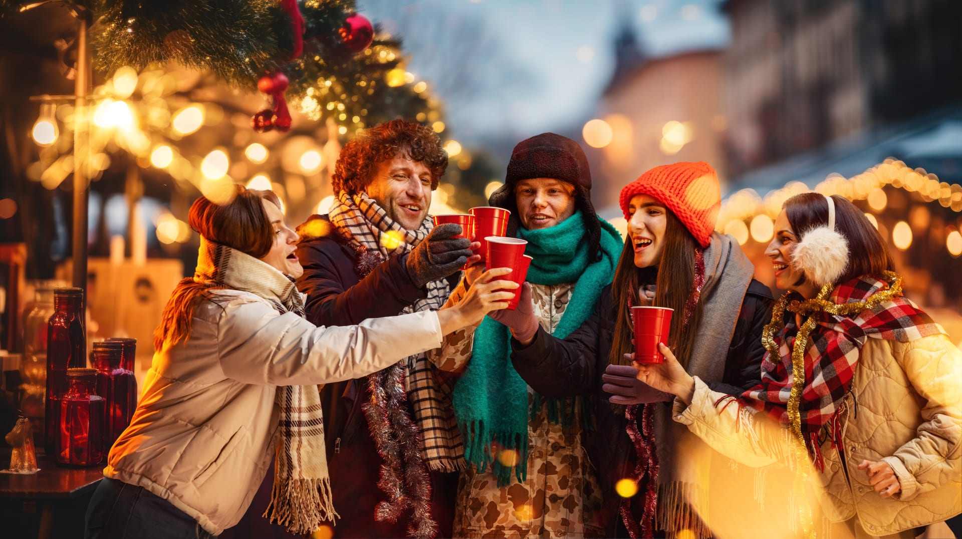 Freunde auf dem Weihnachtsmarkt