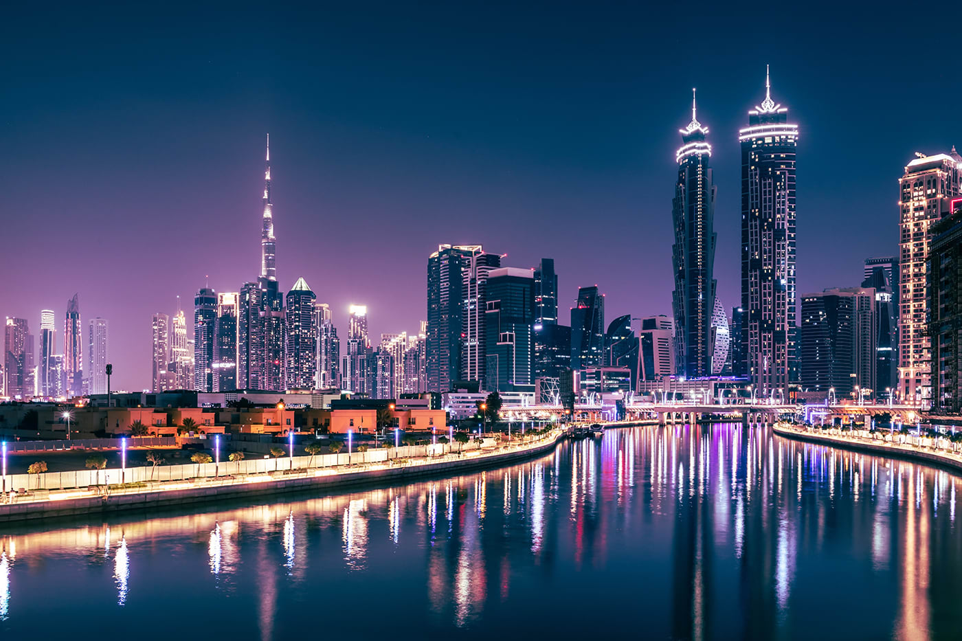Skyline von Dubai bei Nacht