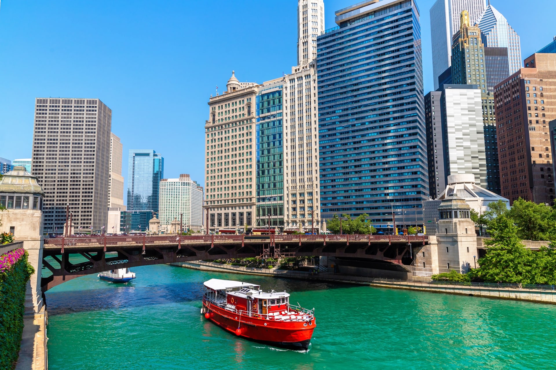 sightseeing-cruise-chicago-river-illinois-usa
