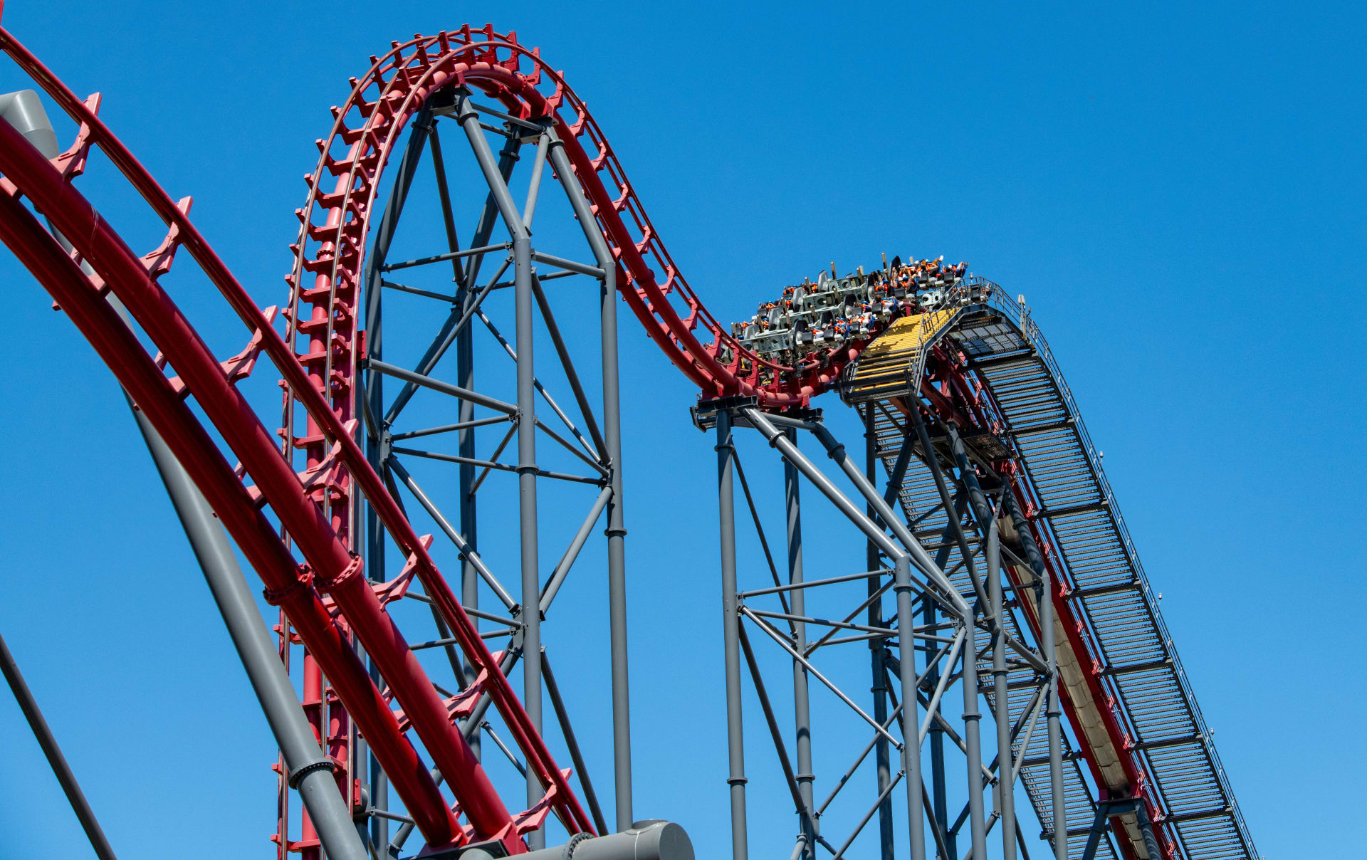 six-flags-magic-mountain-hurricane-harbor