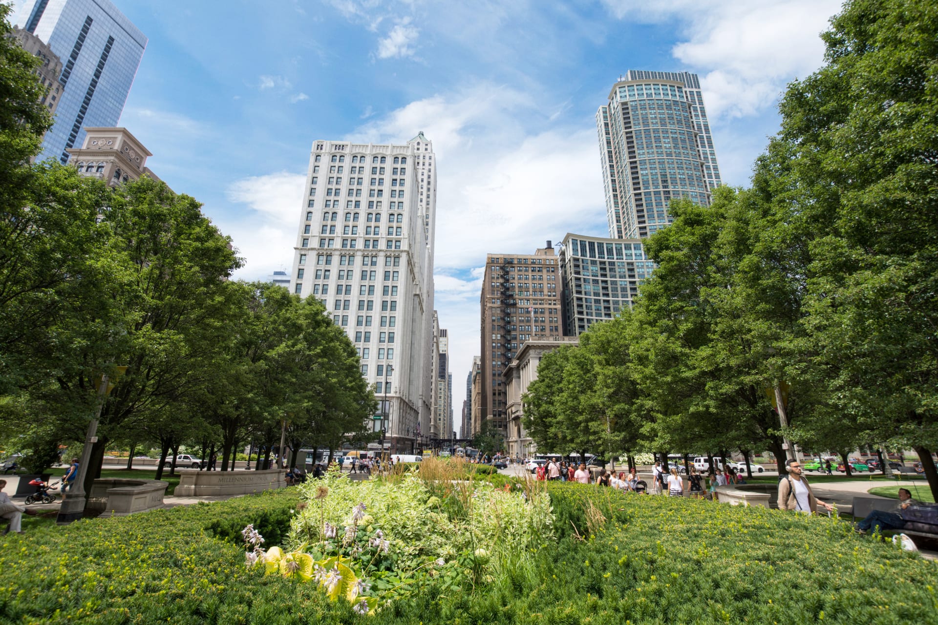 skyline-millennium-park-downtown-chicago-illinois