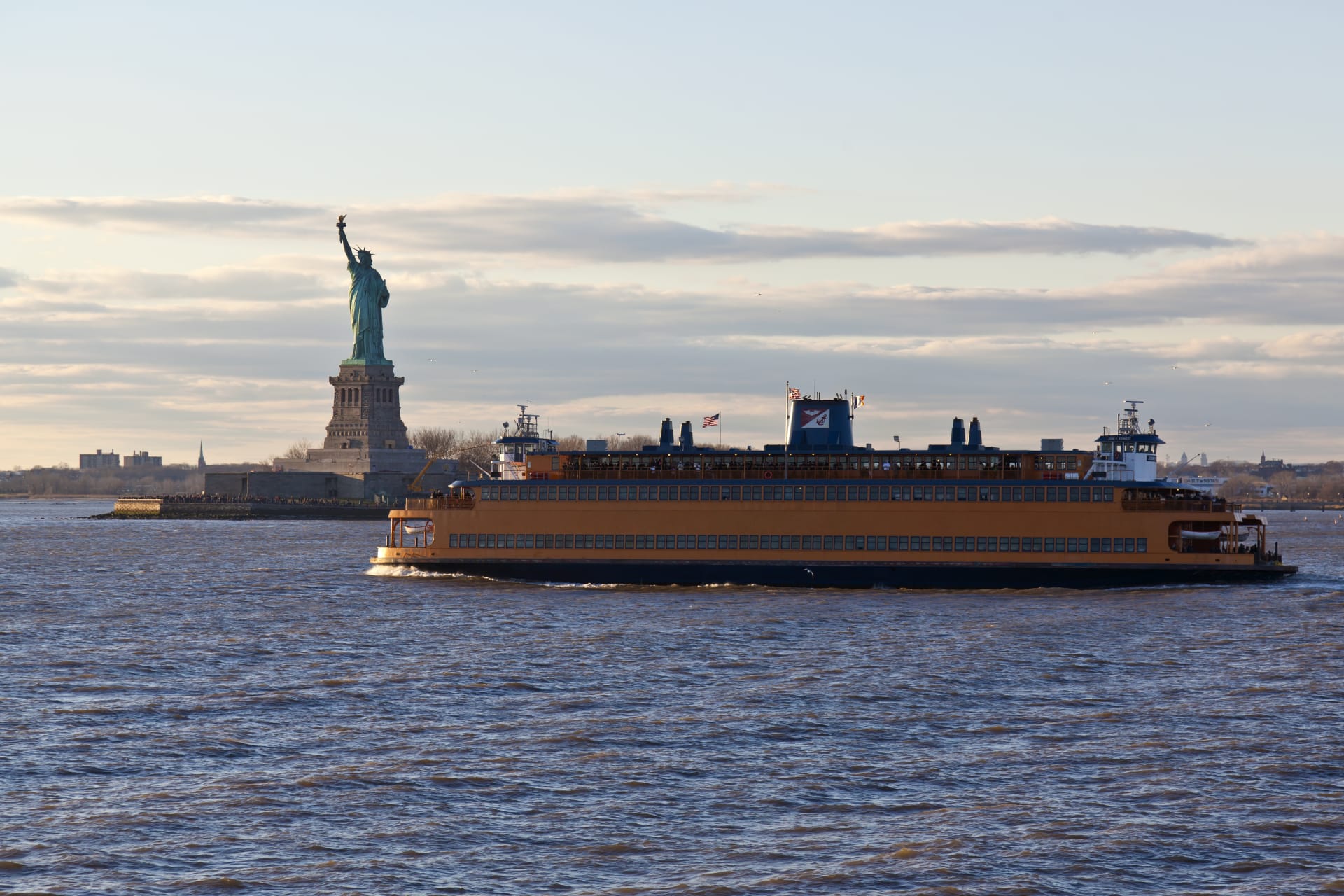 staten-island-ferry-cruises-past-statue