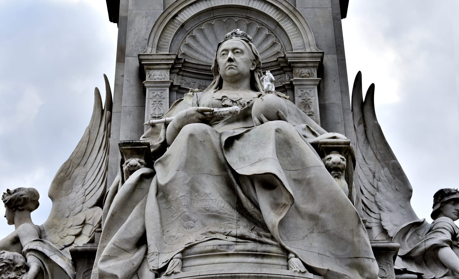 statue of victoria
