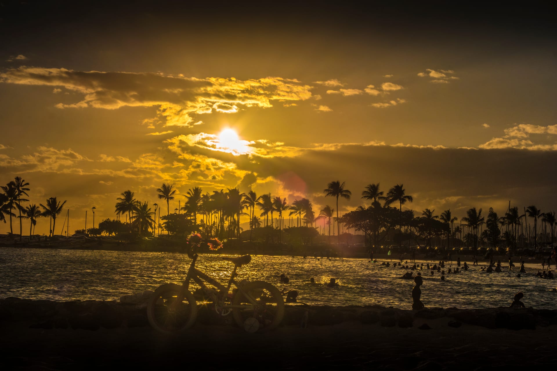 sunset-waikiki-beach-honolulu-hawaii