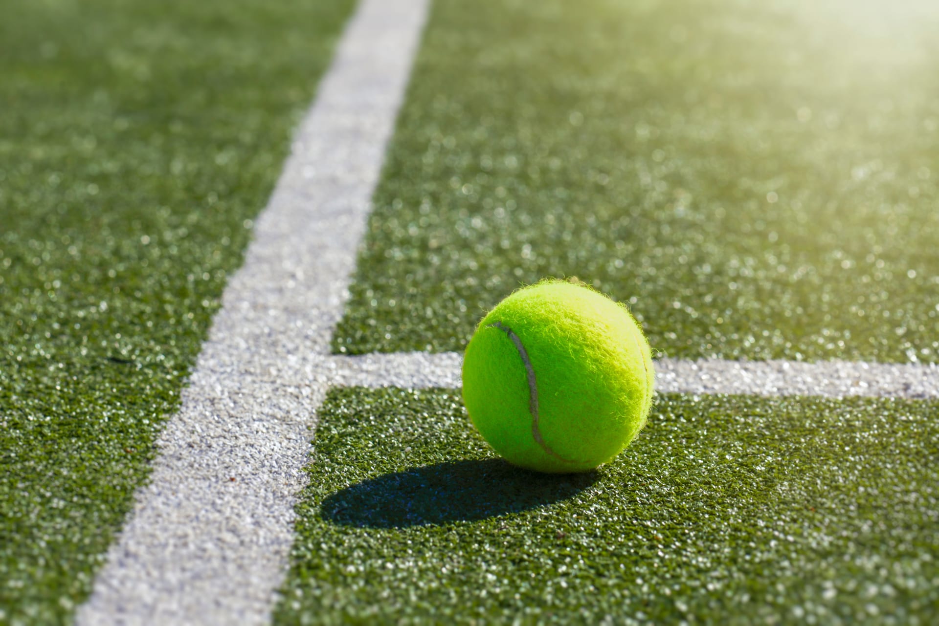 Il y a un très vieux court de tennis ici