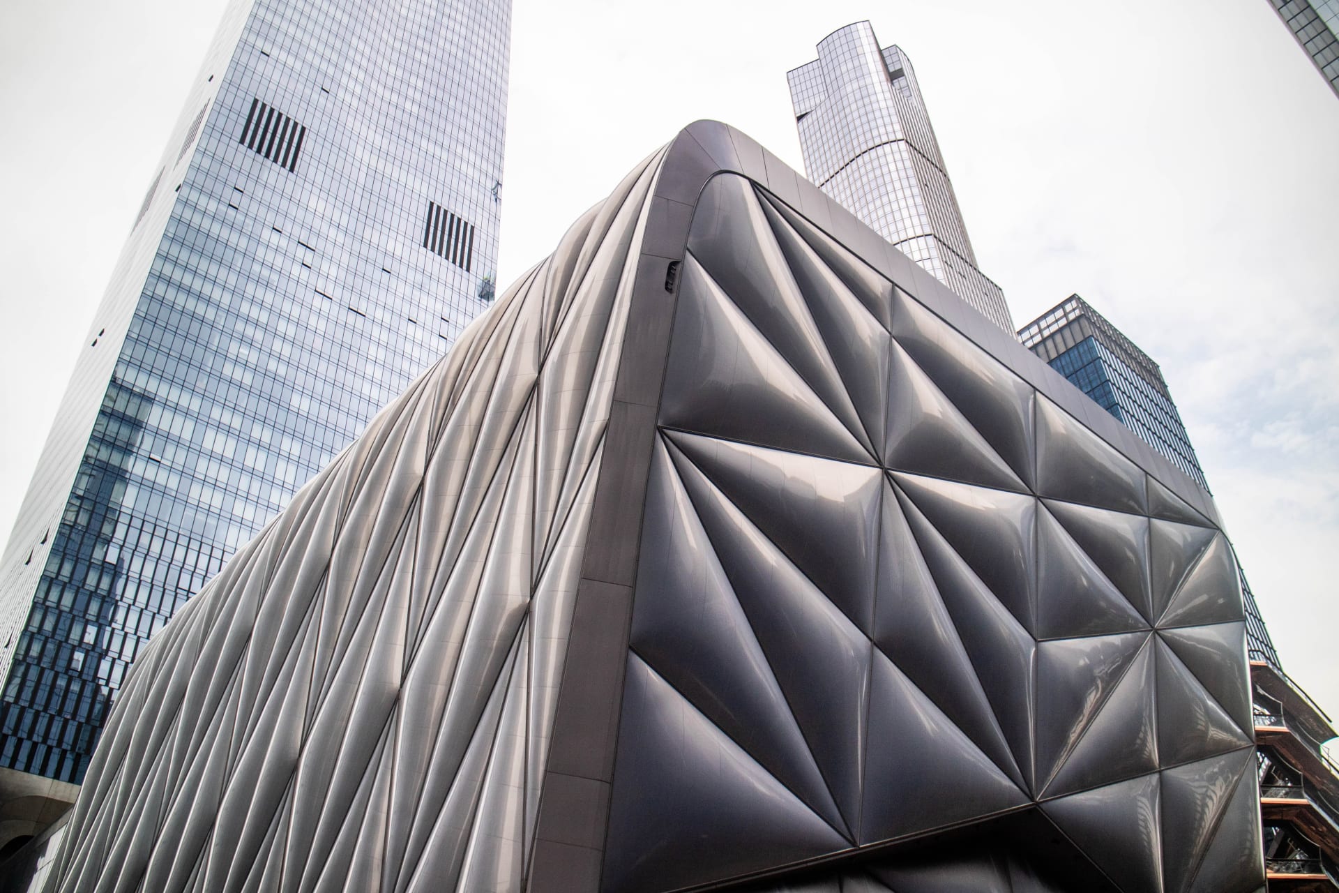Vista lateral de The Shed en Nueva York con rascacielos en el fondo. Planes en Hudson Yards, Nueva York.