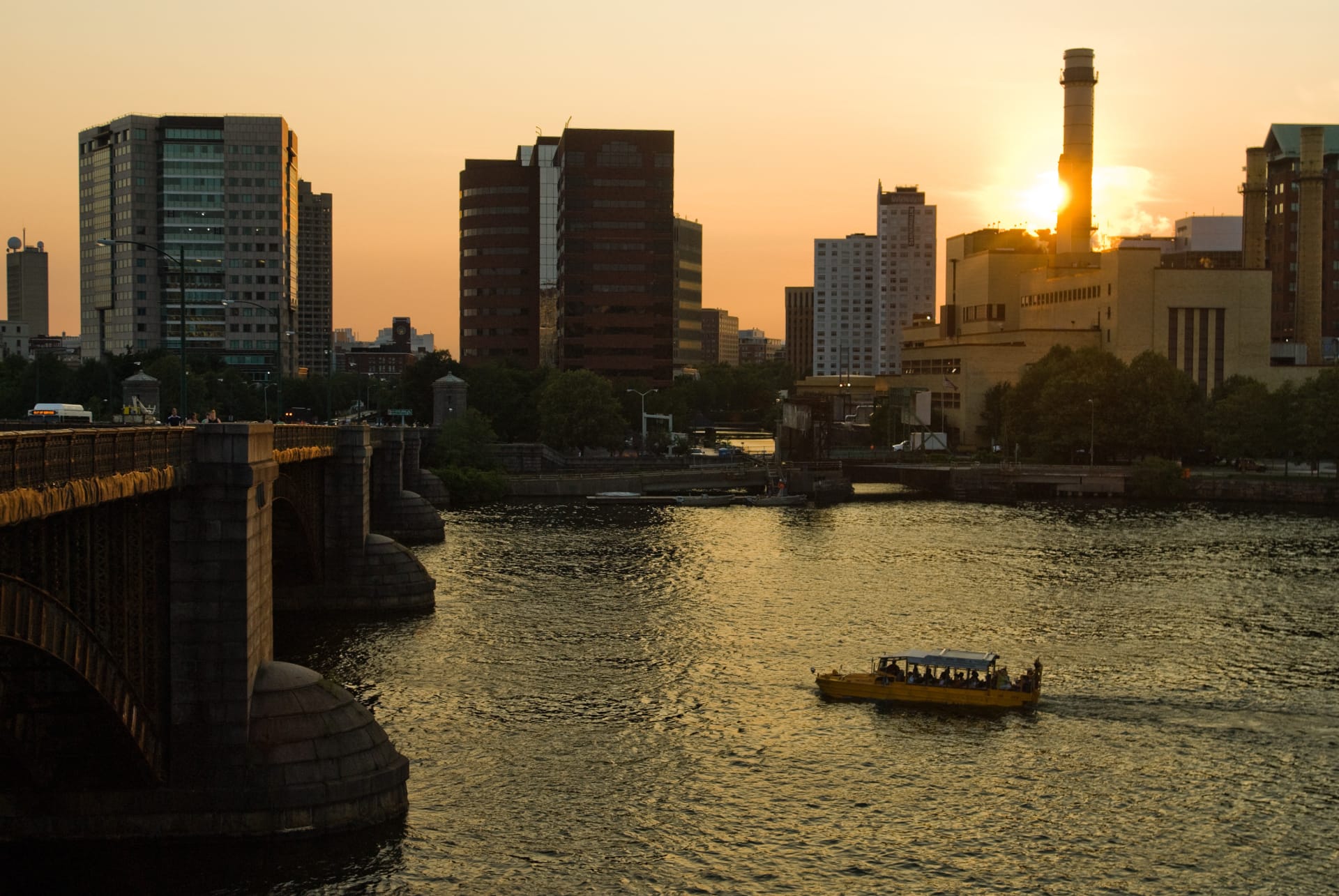 tour-boat-on-charles-river-boston
