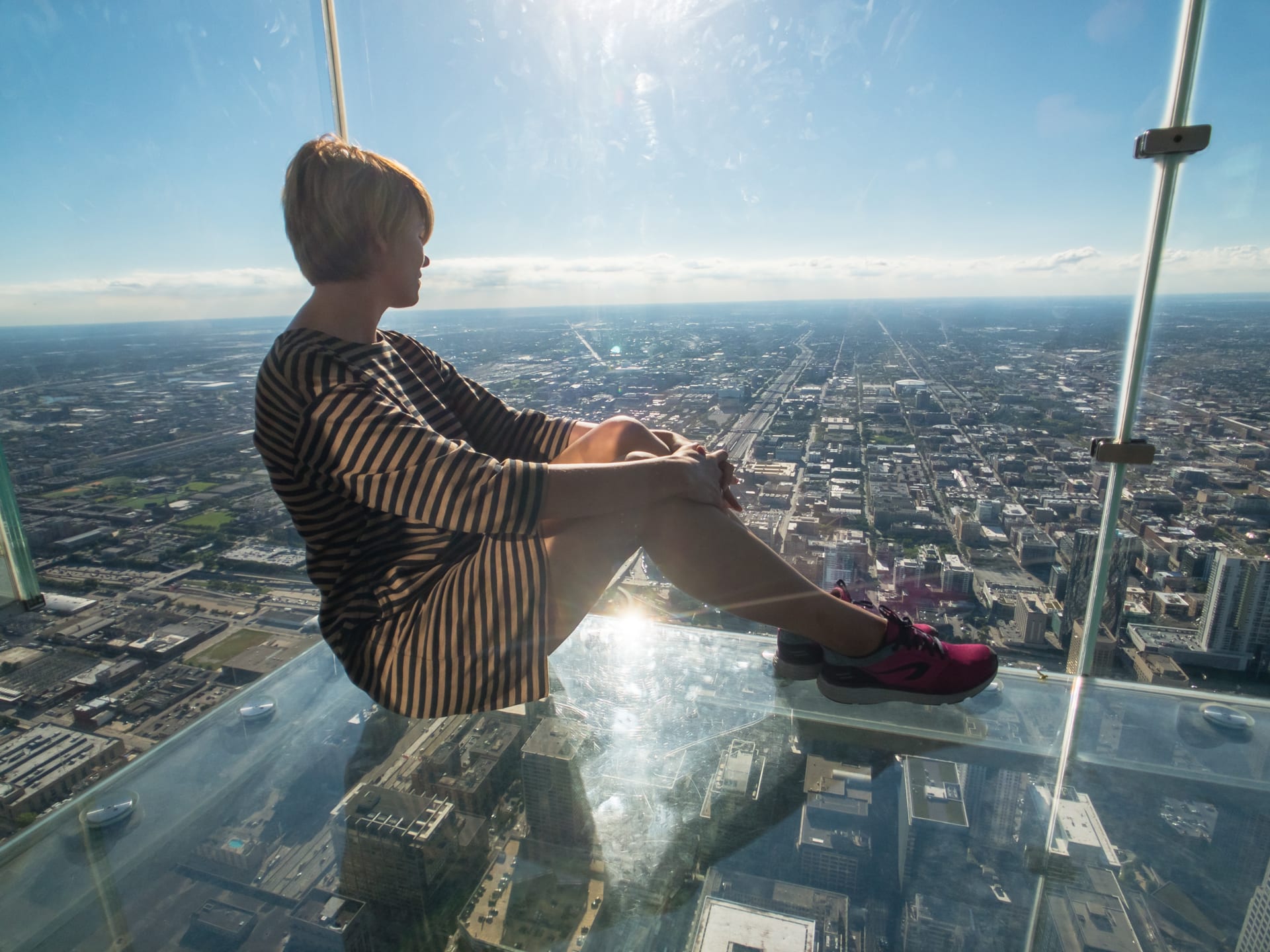 tourists-posing-on-glass-floor-skyscraper