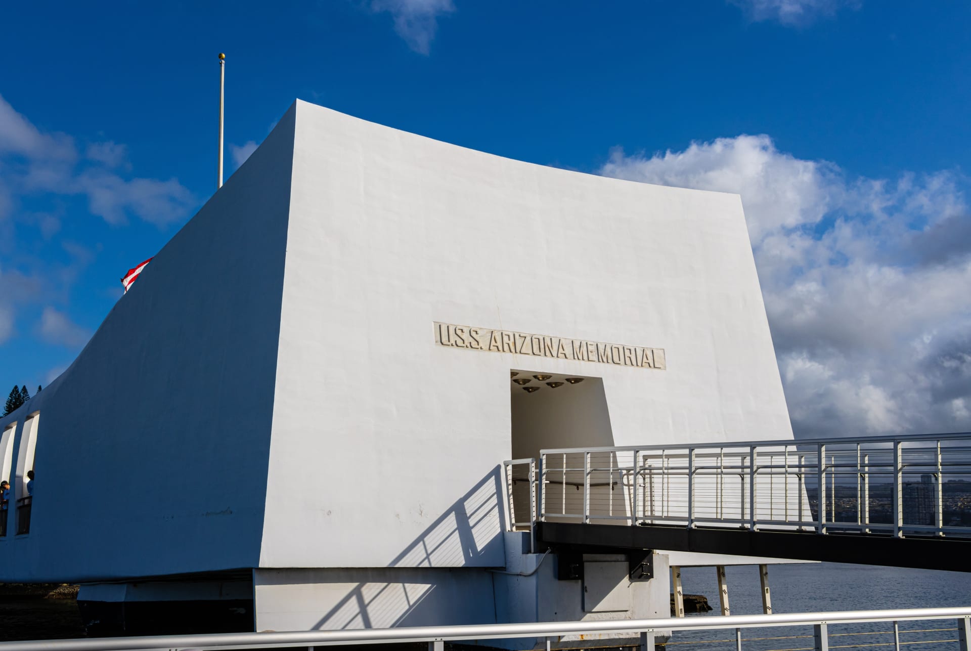 uss-arizona-memorial-on-pearl-harbor