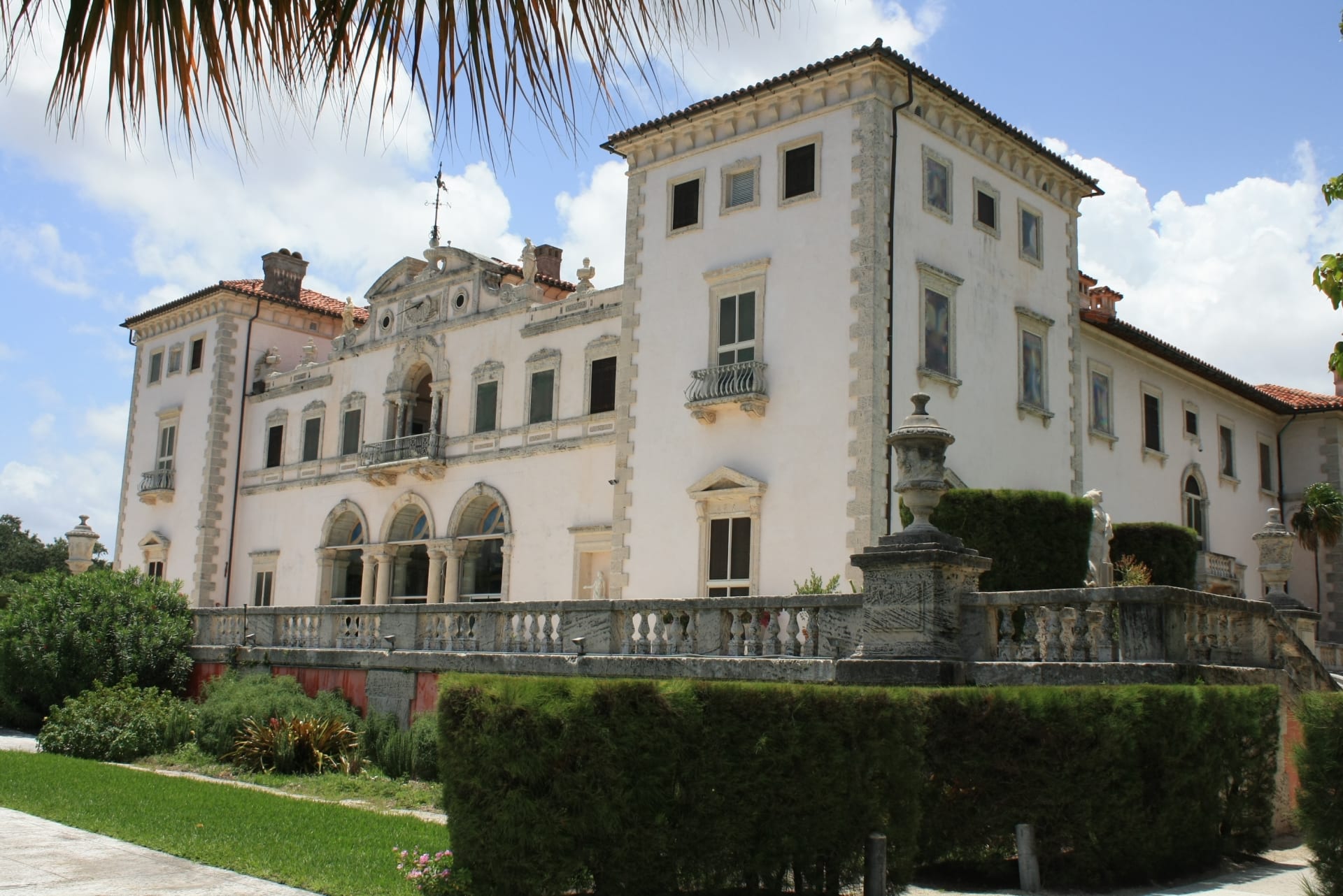 vizcaya-museum-miami-under-blue-sky