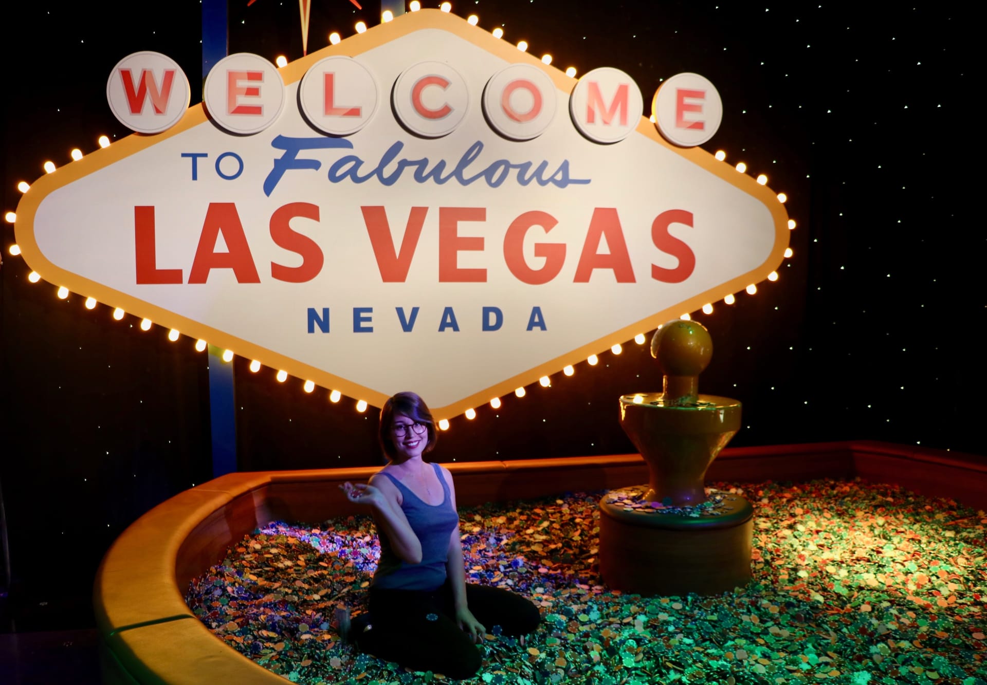 welcome-las-vegas-sign-girl-casino
