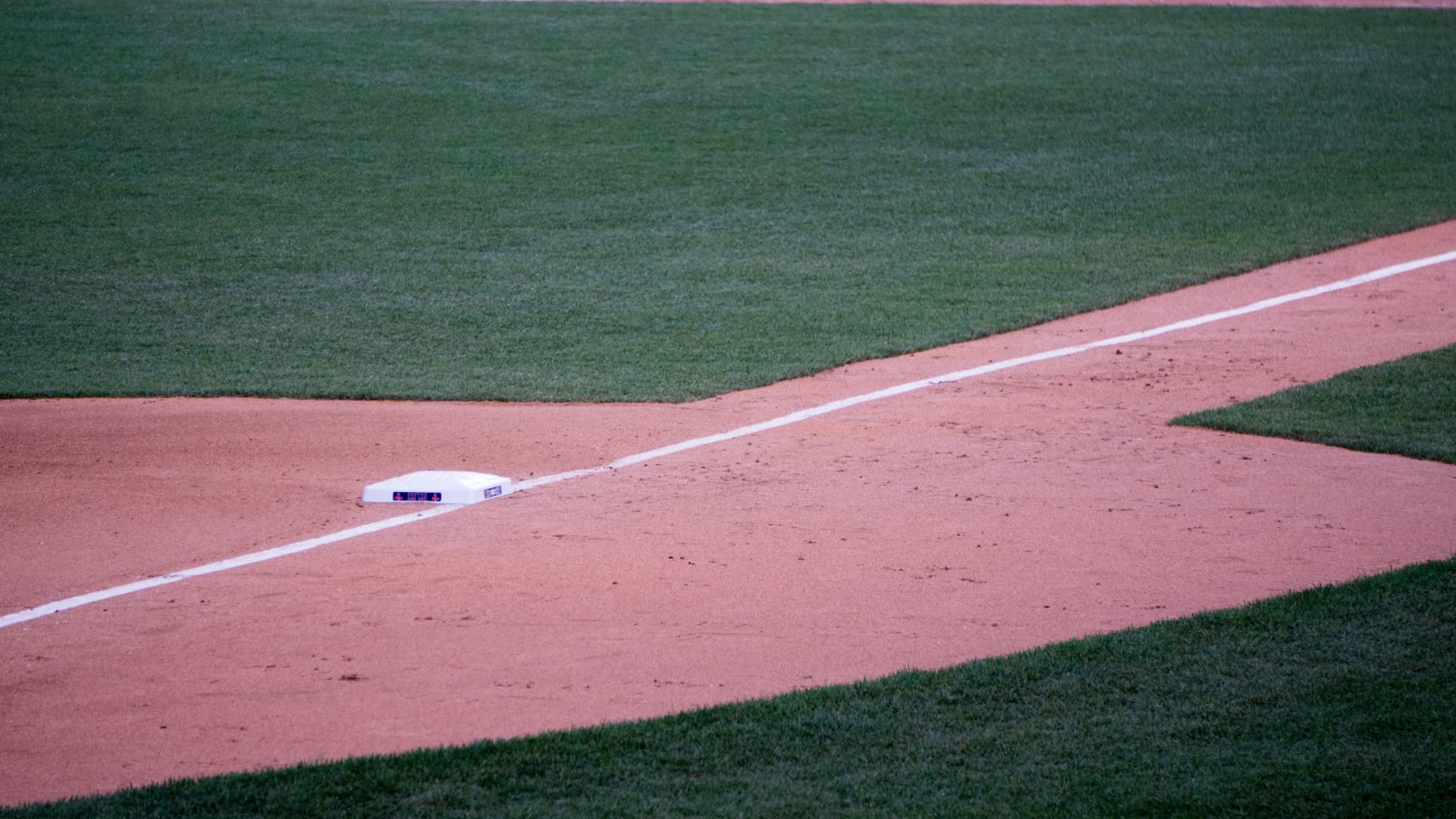 wrigley-field-first-base