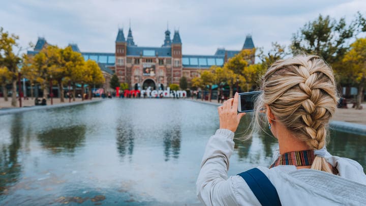 Mujer haciendo una foto al Rijksmuseum, Ámsterdam. Comparativa entre Rijksmuseum y Casa Museo de Rembrandt.