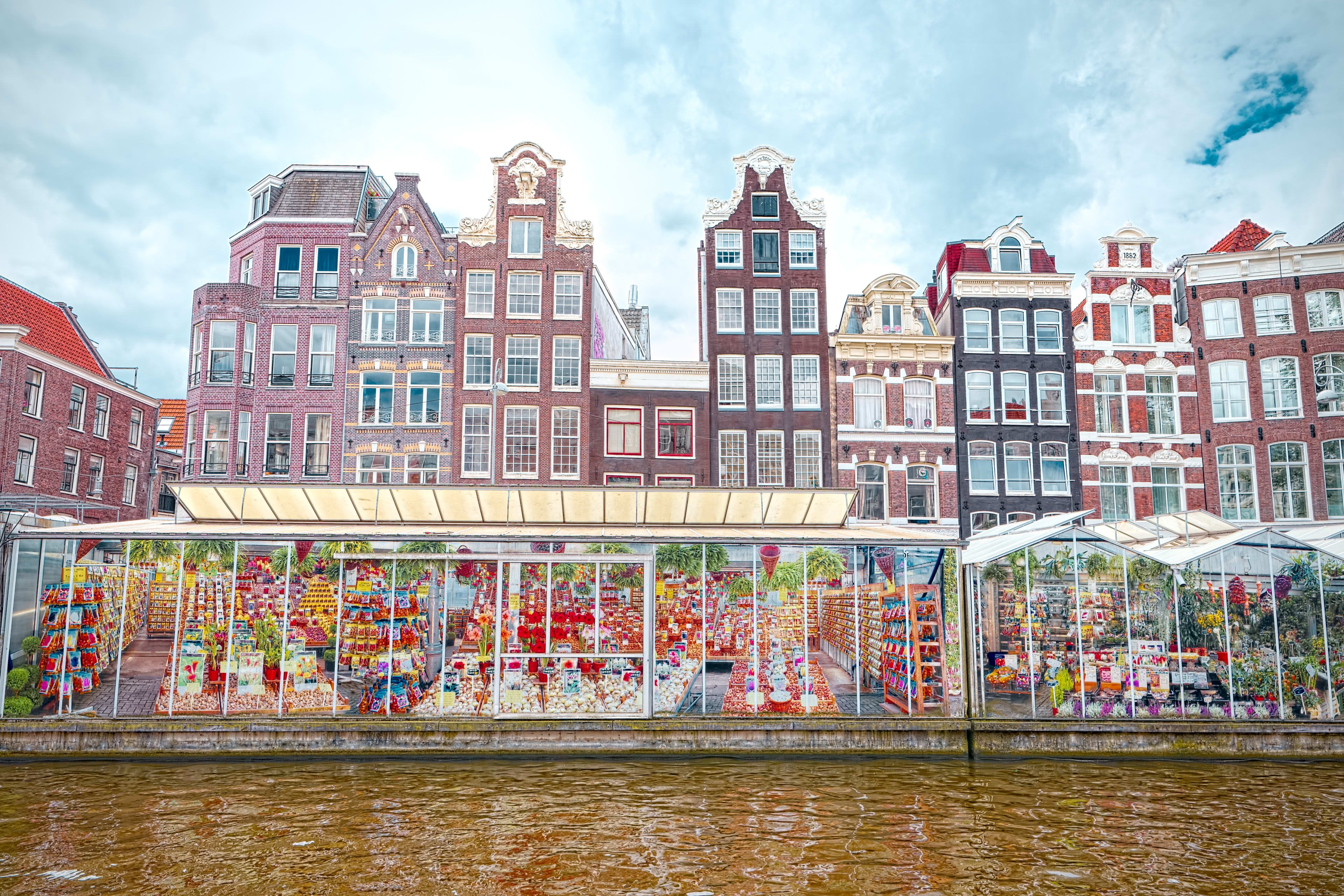 Marché aux fleurs flottant à Amsterdam