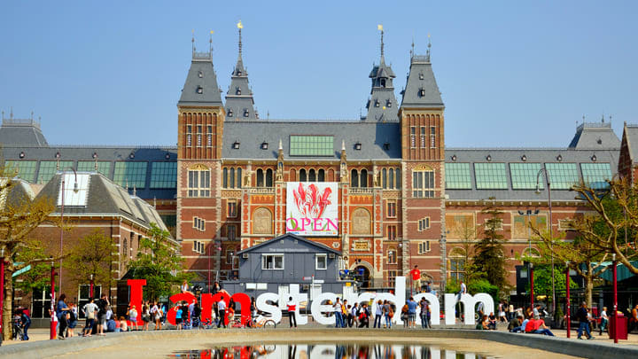 Fachada principal del Rijksmuseum en Ámsterdam. Cómo llegar a Ámsterdam desde el aeropuerto.