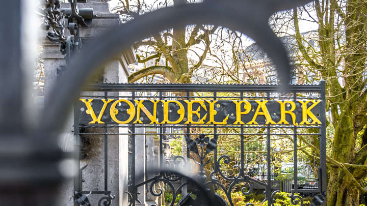 Entrada al parque Vondelpark en Ámsterdam. Westerpark vs. Vondelpark, Ámsterdam.