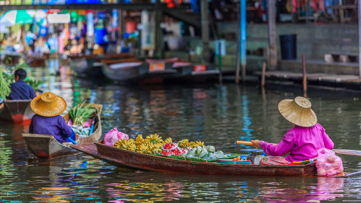 Vendors on the water at Damnoen Saduak Floating Market