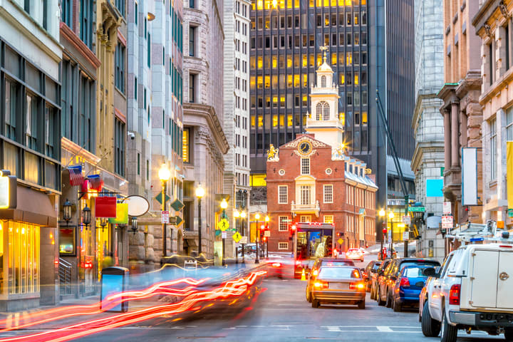 Old State House con el Distrito Financiero al fondo, Boston. Cosas que ver en Boston por la noche.