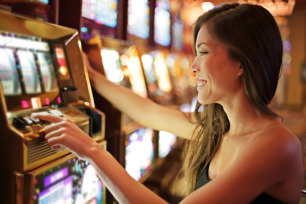 Mujer jugando en una tragaperras en un casino de Las Vegas. Atracciones más populares de Las Vegas.